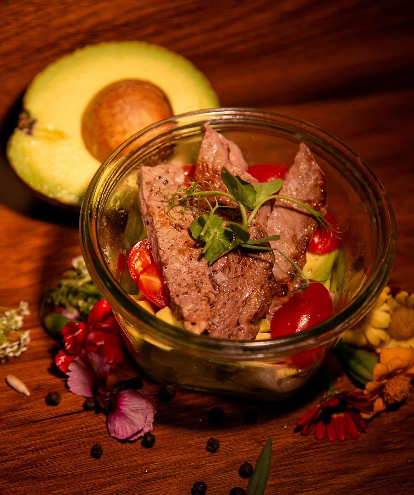 Entrecôte auf pikanter Avocado Salsa