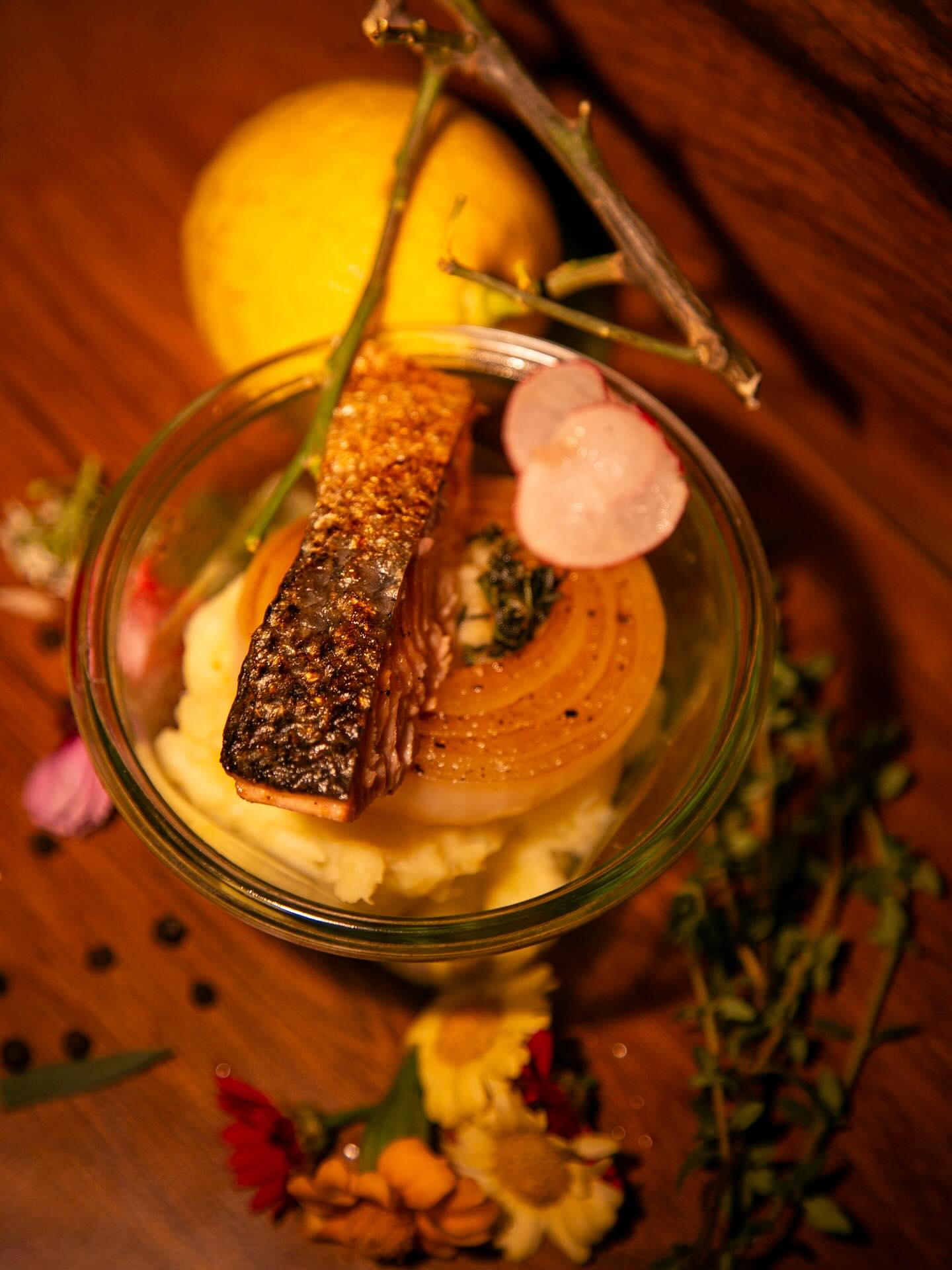 Wildlachs Filet mit Meerrettich Kartoffelpüree und geschmorter Thymian Zwiebel